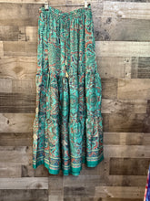 Load image into Gallery viewer, Lovely silky palazzo pants w/ pockets
