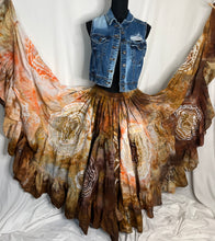 Load image into Gallery viewer, Meet Meeka - This is a 25 yard skirt
